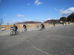 駐車場を駆けまわるClimbライダー