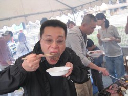 バーべQ,肉・・トッシ―食らいつく
