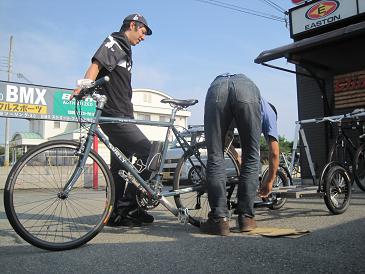 へ～イ！店長 ミーも走るぜ～日本の梅雨ってビューティフルだろ～う