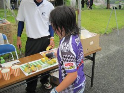 シオポン、バナナとドリンクを頂く