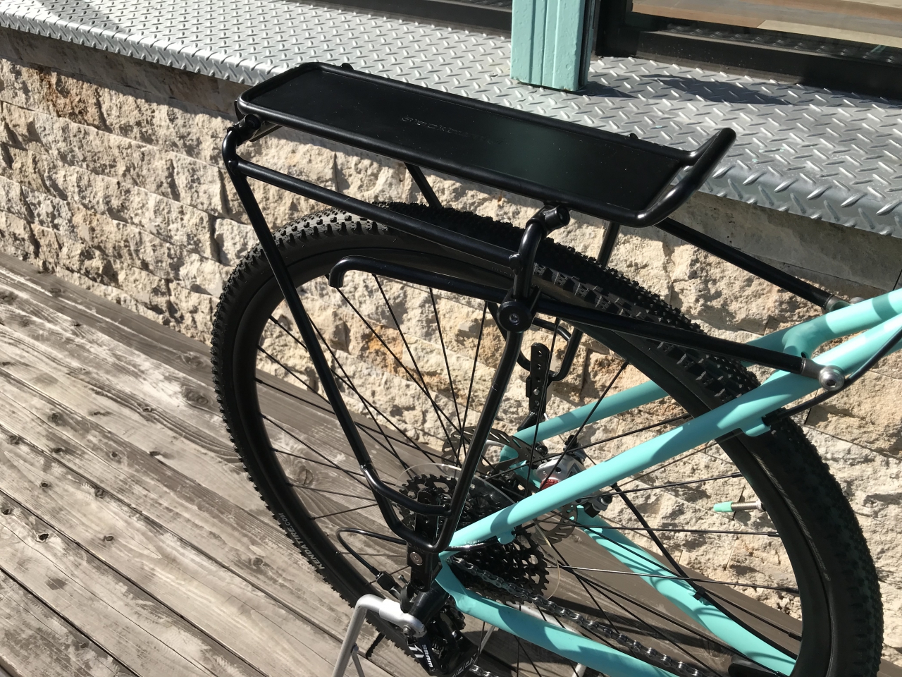 スタッフバイクにキャリアとパニアバック取り付けました！ - Climb