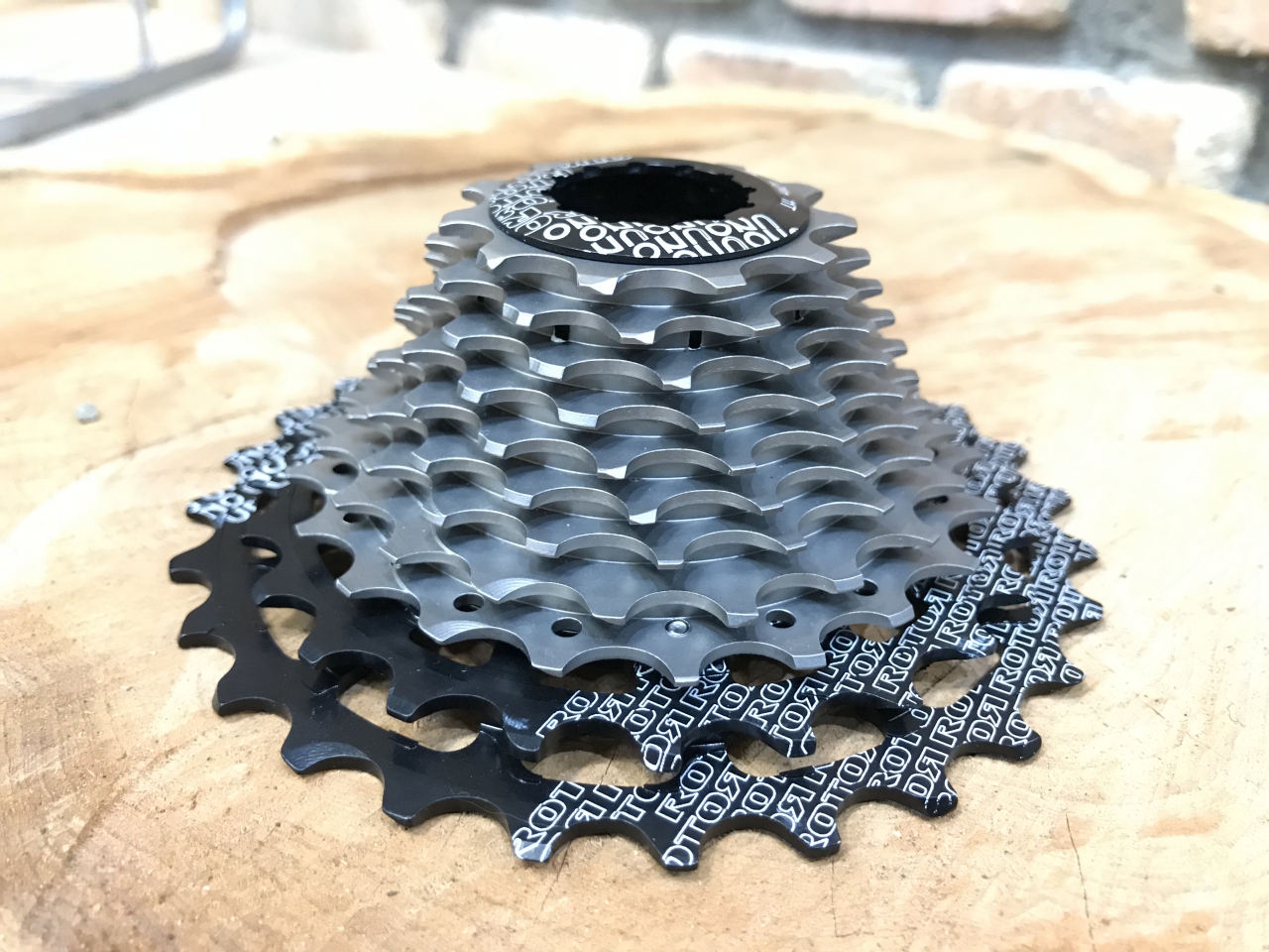 値下げしました!rotor 11-28 cassette UNO スプロケット-