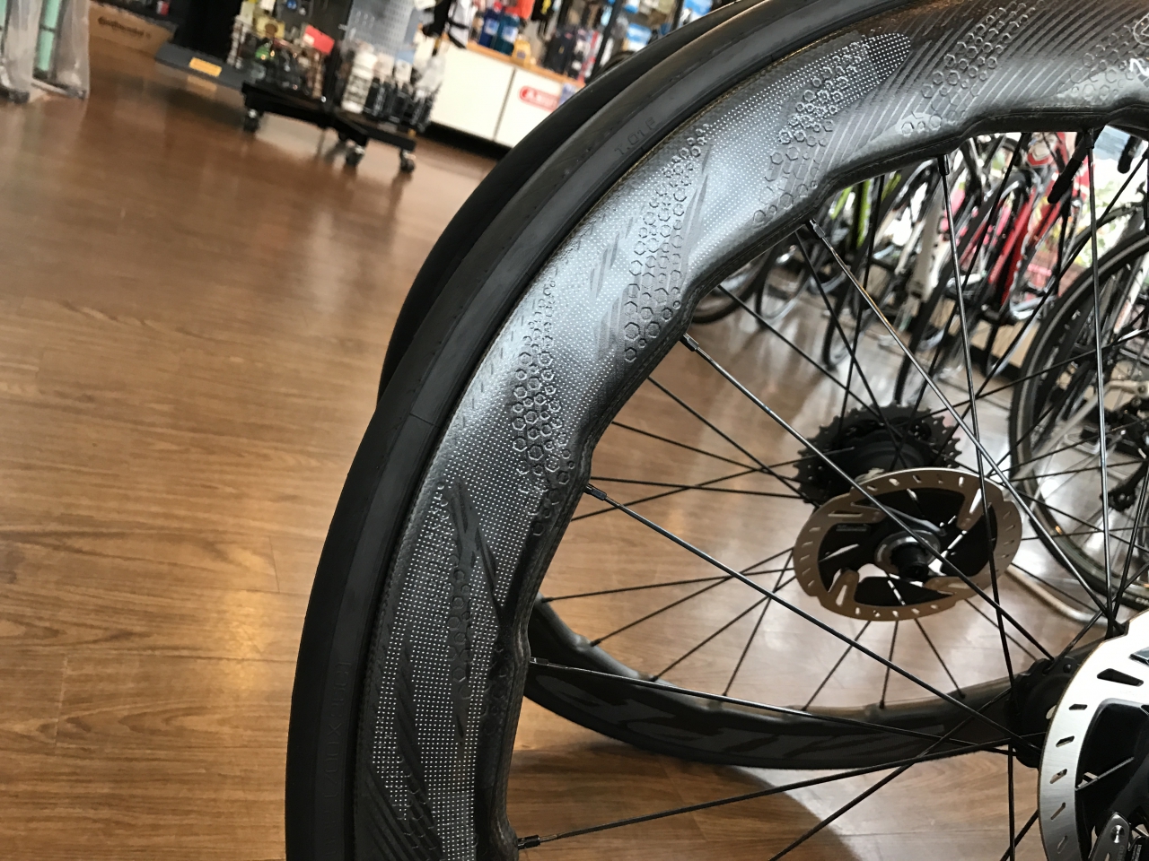 究極のカーボンホイール ZIPP 454NSW DISC 紹介します。 - Climb cycle