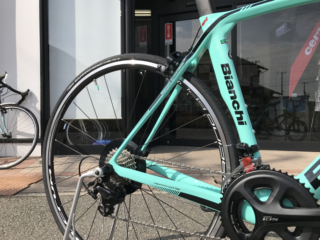 CK16 蛍光チェレステカラー Bianchi カーボンロードバイクの入荷