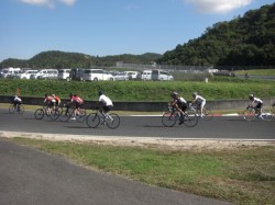 レッドマンコーナーを立ち上がるＣｌｉｍｂライダー