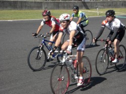 他のライダー達と激走するケンチャン