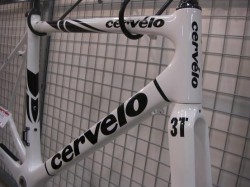 cervélo R3　３Tのフォークが付きました。