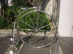 自転車博物館入り口にある自転車の看板？