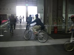 こんな所で、試乗です。色んな自転車が、走ってる～