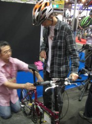 サイクルモード会場でへっぽこクライマーくん、KHS折り畳み自転車を試乗