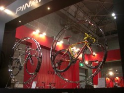 PINARELLO 展示ブース 大胆なディスプレイだ！