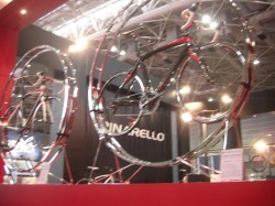 PINARELLO 展示ブース  展示がオモシロイ！