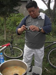 豚汁出来たか～食わせ～とうるさい山ちゃんの表情