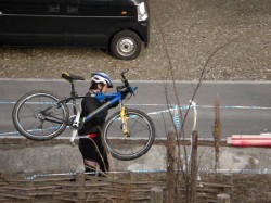 トオルＭＴＢを持ち上げる。