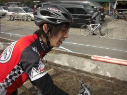 D-さく、必死でバイクを抱える