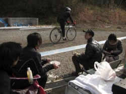 後は、Climbライダーたち昼食しながら見学だ！