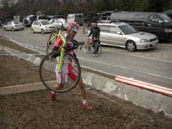 岡崎　和也選手　　梅丹本舗・GDR　障害物をバイクを担ぎ走る