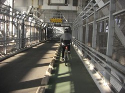 一橋、超えれば因島です。橋の上を快調に走る