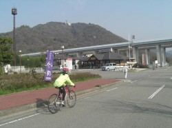 書写山ロープウェイが見えてきました！見える高速道路は、山陽道です。