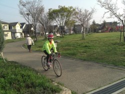 公園を通過、朝は未だ寒いぞ～