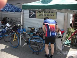 レース前、事前のバイクチェックを行なうトオル