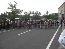 立命館大学草津キャンパス自転車レース特設コース風景、５～６年生スタートシーン