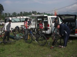 駐車場＆バイクピットで出馬の用意１