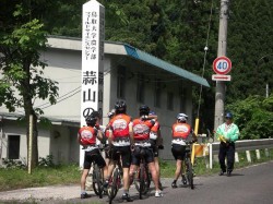 大会スタッフに蒜山の森の話を聞いている様子