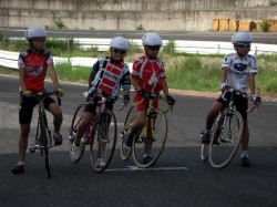 小学５～６年　上位を走るライダー達、スタートを待つ