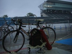 到着して、４時になれば、鈴鹿サーキットのピットを取りに行きました