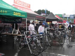 自転車メーカーが並ぶブース