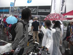 雨にも関わらず大勢のサイクルファンがいた！