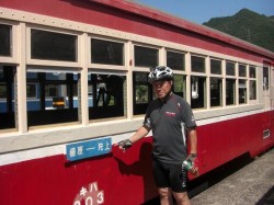 吉ヶ原駅ホーム、鉄道が着ました。