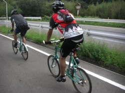 片鉄ロマン街道、ミニベロBianchi 仲良く下っていく