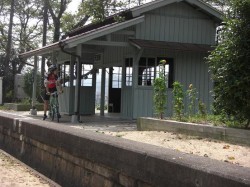 片上鉄道の駅を不思議に見るD-さく