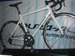 DURA-ACE 組み込まれたSHIMANOのロード白