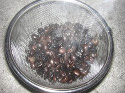 約１０分ぐらいか、茶黒く光ったコーヒー豆が出来上がった！