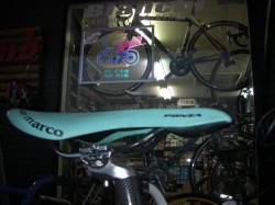 Bianchi vigorelli サドルもチェレステ