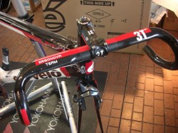 cervelo R3 に　３T ERUGONOVA が付く