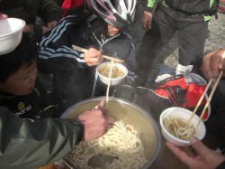 皆で鍋を囲み‘食‘