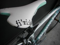 Bianchi C2C infinito サイズ/47 fizikサドル