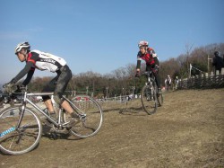 シクロをのったライダーが後半落ちてくる、カワス！