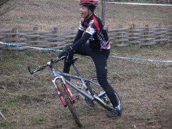 マウンテンバイクと格闘する黒ちゃん