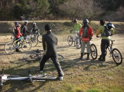 マウンテンバイクについて熱心にライダー達、聞き入る