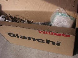 箱の中身は、Bianchi BAMBINO 