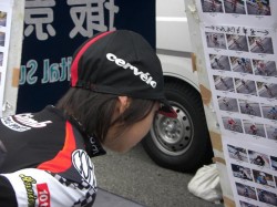 サーキットでは、ライダー達の写真が販売されている