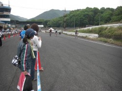 さあ～4時間も、もう直ぐサポーターがコースに