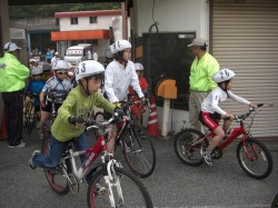 元気よくコースに飛び出るキッズ達