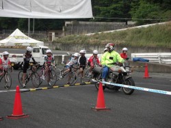 キッズレース、スタートラインに並ぶ