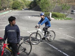 頂上付近でホットするライダー達